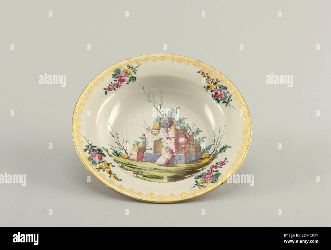 Plat, faïence émaillée dorée, bouquets fleuris et dorures au bord. Au centre, ruines dans un paysage., Italie, ca. 1770, céramique, Arts décoratifs, plat Banque D'Images