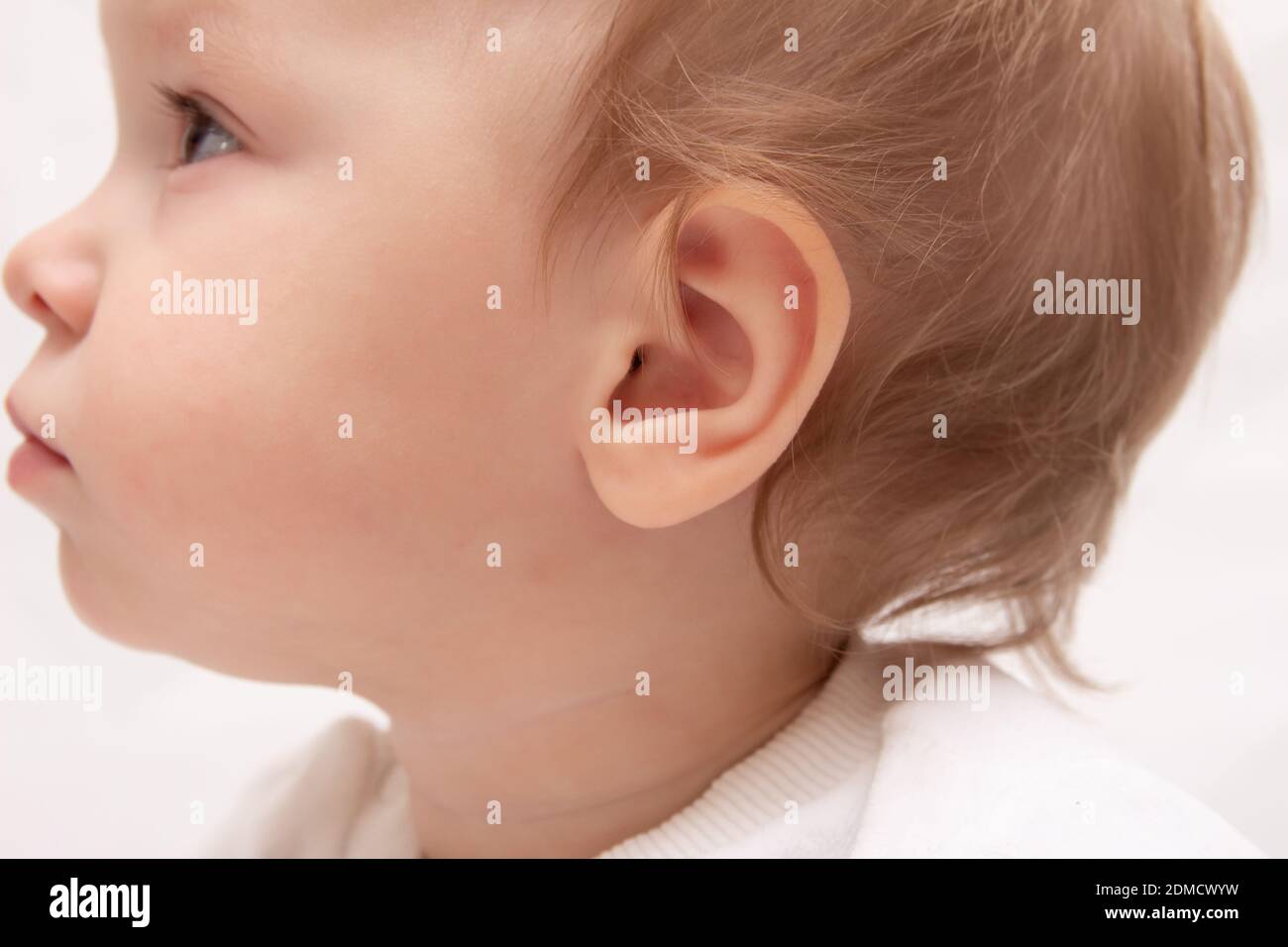 le visage de bébé en gros plan, en profil Photo Stock - Alamy
