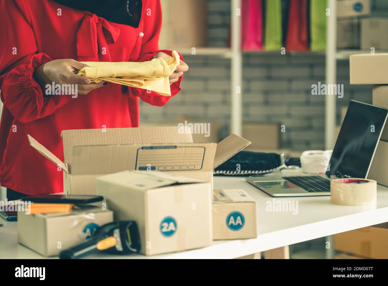 Le vendeur en ligne travaille au bureau à domicile et emballe la boîte de  livraison au client. Petit propriétaire d'entreprise ou entrepreneur  faisant des affaires d'e-commerce sur l'Internet Photo Stock - Alamy