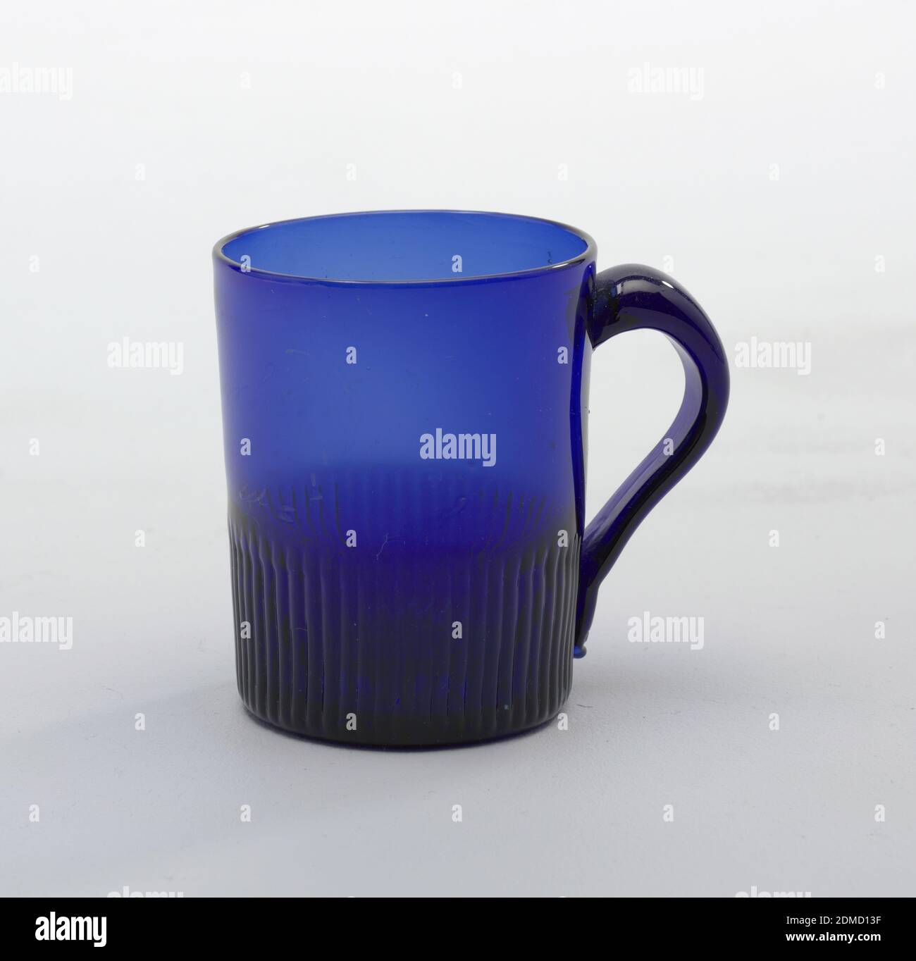 Mug, verre soufflé moulé, poignée à outils, verre bleu cobalt, 19e siècle, glasswares, Arts décoratifs, Mug Banque D'Images