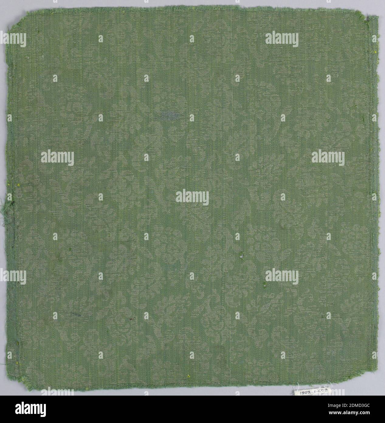 Fragment, Moyen; soie, métallique technique: Simple weav avec trame supplémentaire e, Diagonal fleurs et feuilles en vert et argent, XVIIe siècle, textiles tissés, fragment Banque D'Images