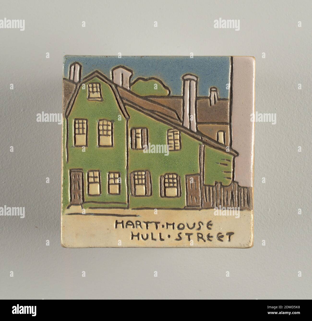 Tile, Paul Revere Pottery, cuisine américaine, 1908 - 1942, Edith Brown, cuisine américaine, n. Canada, 1872–1932, faïence émaillée, carrelage vitrifié représentant une maison verte de trois étages dans un quartier. En dessous de l'image dit: 'Hartt House Hull Street'., Boston, Massachusetts, USA, 1913, tuiles, arts décoratifs, carreau Banque D'Images