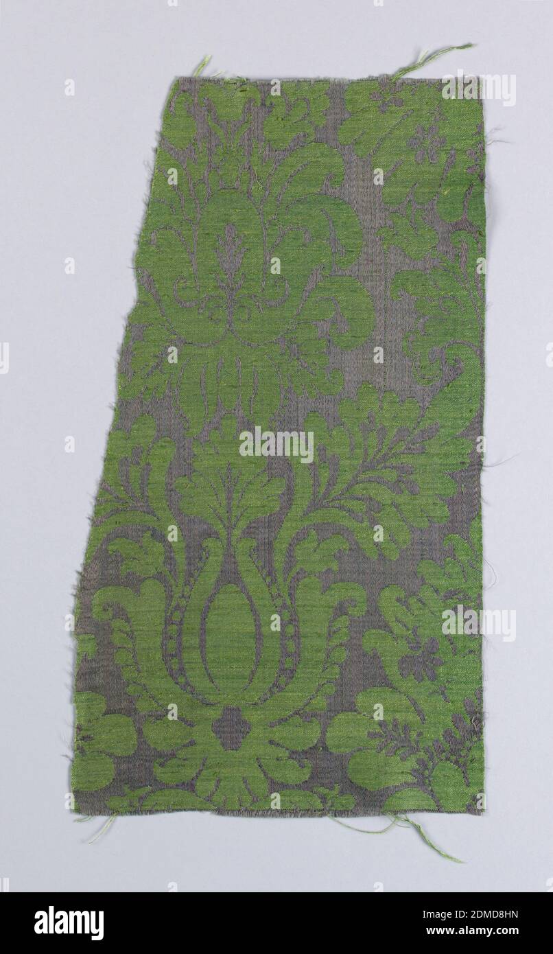 Fragment, Medium: Silk technique: 7&1 Satin damask, incomplète conception symétrique de pamettes à grande échelle avec feuilles décoratives., 17ème siècle, textiles tissés, fragment Banque D'Images