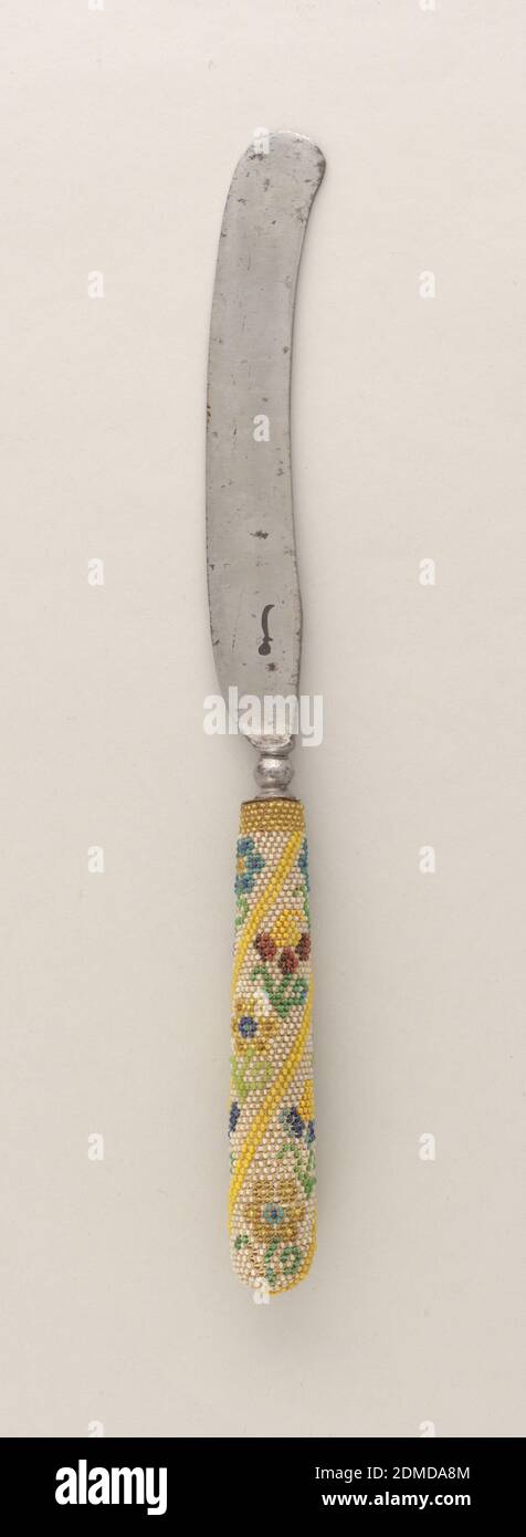 Couteau, acier, perles de verre, fil, lame en forme de sabre avec bourrelet globulaire. Manche conique tubulaire orné de bandes multicolores en spirale florales sur un sol blanc., Angleterre, fin du XVIIe-XVIIIe siècle, coutellerie, Arts décoratifs, couteau Banque D'Images