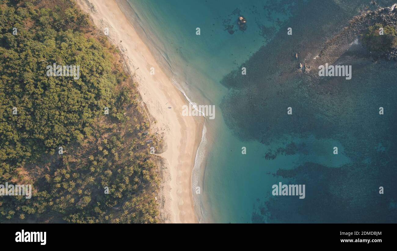 En haut de Paradise Resort à Ocean Bay Aerial. Personne de nature tropicale paysage marin à la plage de sable. Forêt tropicale verte à l'île El Nido, Philippines, Asie. Tir de drone cinématographique Banque D'Images
