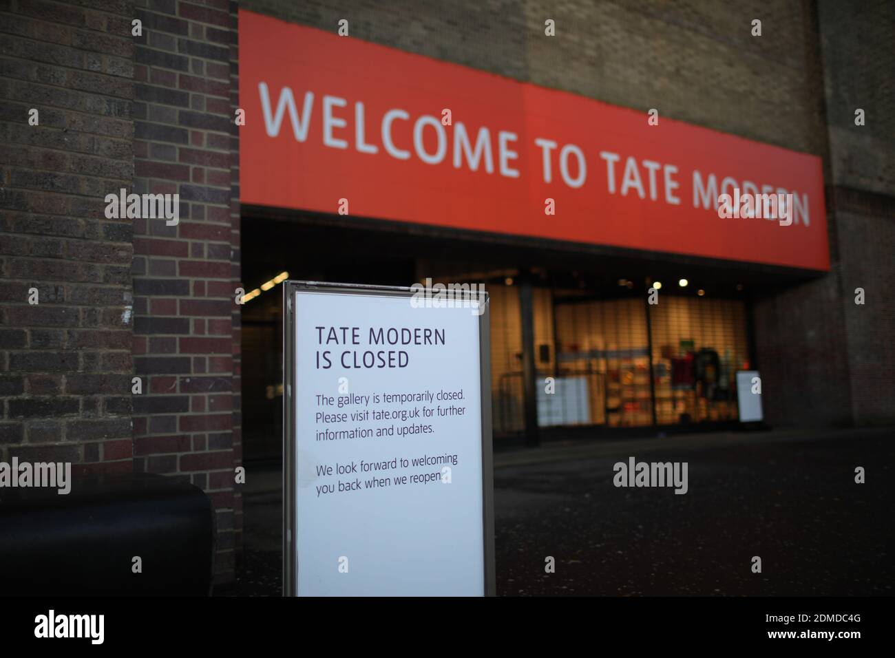 Londres, Royaume-Uni. 16 décembre 2020. Photo prise le 16 décembre 2020 montre un panneau à l'extérieur du Tate Modern fermé à Londres, en Grande-Bretagne. Londres est passé au niveau trois, le niveau le plus élevé du système de niveau de restriction des coronavirus en Angleterre, à partir de minuit mercredi. Crédit: Tim Ireland/Xinhua/Alamy Live News Banque D'Images