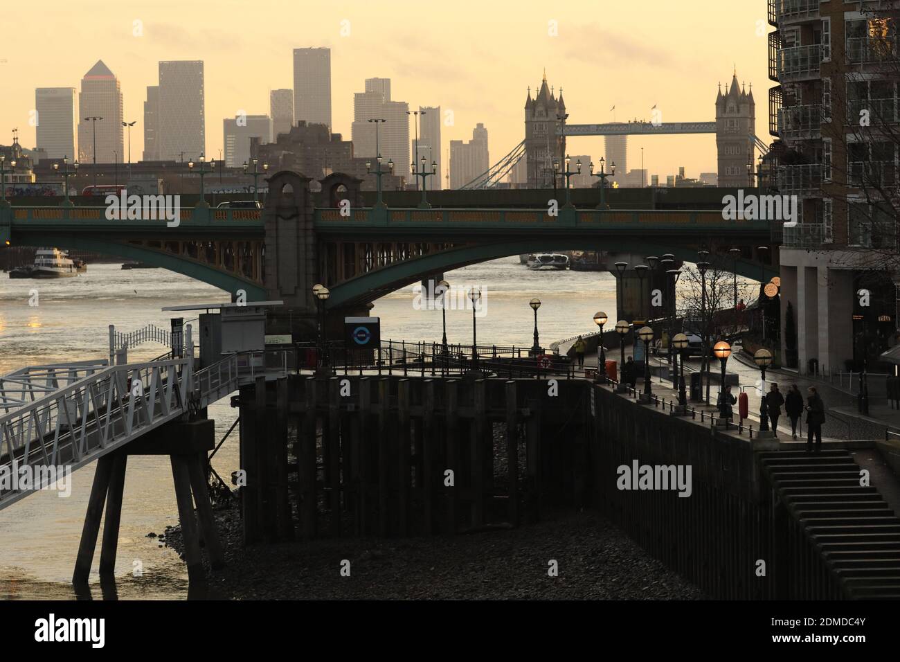 Londres, Royaume-Uni. 16 décembre 2020. Photo prise le 16 décembre 2020 montre une vue générale de Canary Wharf et Tower Bridge au lever du soleil à Londres, en Grande-Bretagne. Londres est passé au niveau trois, le niveau le plus élevé du système de niveau de restriction des coronavirus en Angleterre, à partir de minuit mercredi. Crédit: Tim Ireland/Xinhua/Alamy Live News Banque D'Images