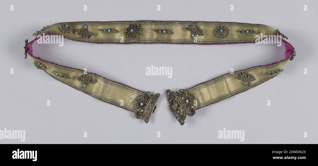 Ceinture, moyenne: Soie, fil métallique, argent, et turquoise technique:,  ceinture de femme en ruban or et noir avec une boucle en filigrane argenté  décorée de turquoise et d'autres matériaux. Doublé en soie