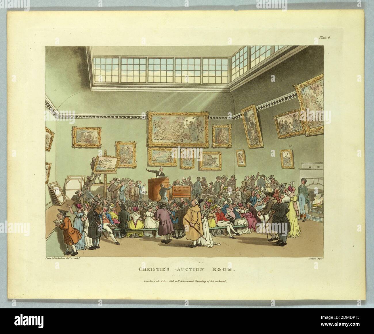 Christie's Auction Room, Augustus Charles Pugin, Français, Grande-Bretagne active, ca. 1762–1832, Thomas Rowlandson, British, 1756–1827, John Bluck, British, 1791–1832, Rudolph Ackermann, French, n. Allemagne, 1764–1834, Brush and wash, décapage et aquatint sur papier, plate montrant Christie's Auction Room de la série 'Microcosm of London'. Une foule se tient dans une salle à hauts plafonds, avec de la lumière qui se diffuse par de hautes fenêtres. Les peintures aux cadres ornés sont accrochées de style salon, avec des compositions classiques vaguement reconnaissables: Une Annonciation, une adoration, un saint, une scène équestre, un portrait. Banque D'Images