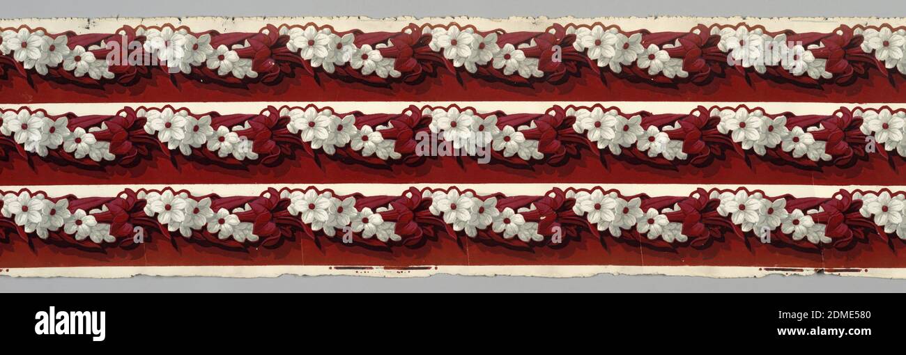 Bordure, imprimée en bloc, imprimée en trois, blanc floral en spray et feuilles rouges, fortement ombragée., 1840, revêtements muraux, bordure Banque D'Images