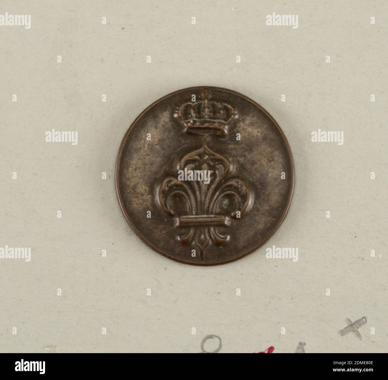 Lot de 3 Boutons avec fleurs de lys et couronnes à étudier-Ref 16 Lot de 3 Boutons avec fleurs de lys et couronnes à étudier-Ref 16