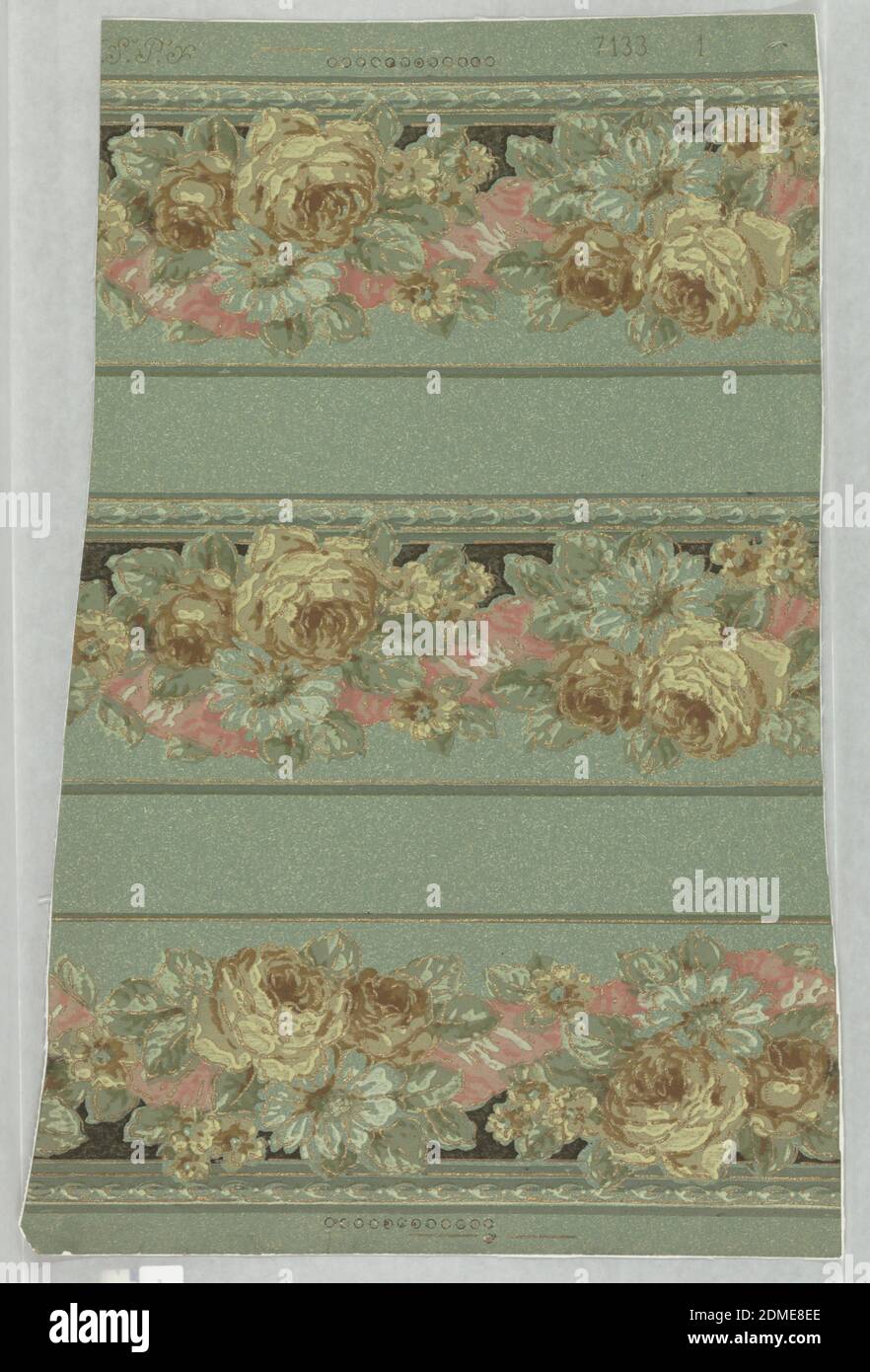 Borders, Standard Wall-Paper Company, Standard Wall-Paper Company, Pittsburgh, Pennsylvanie, papier imprimé à la machine, flocons de mica aplidés, trois bordures de flitter identiques de roses jaunes et brunes, marraines d'aqua et rubans roses, rehaussé d'or, sur papier vert à grain d'avoine., États-Unis, 1900, Wallcovers, Borders Banque D'Images