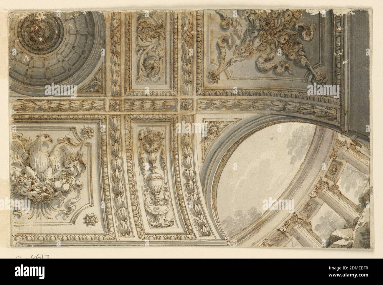 Projet pour un plafond oblong peint, encre stylo et marron, pinceau et lavage brun et gris sur papier, doublé de papier blanc épais texturé avec cadre lithogrphé et lignes géométriques avec stylo et encre noire sur graphite, conception pour un plafond. Plus d'un quart du plafond est illustré, vu de dessous. C'est une vue d'un plafond légèrement voûté avec des arches aux coins (une arche montrée, dans le coin inférieur gauche). Visible à travers l'arche est une vue d'une colonnade classique en ruines. Des poutres décorées encadrent les panneaux. Une coupole se trouve dans le panneau central. Banque D'Images