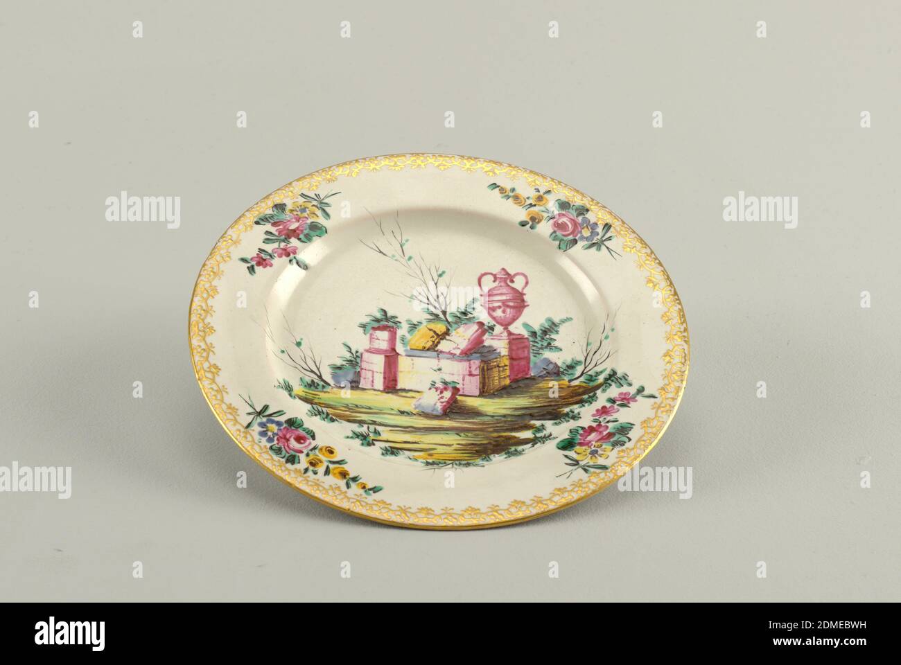 Assiette, faïence émaillée dorée, assiette avec bouquets fleuris sur marly et rebord doré. Au centre, ruines dans un paysage., Italie, ca. 1760, céramique, Arts décoratifs, plaque Banque D'Images