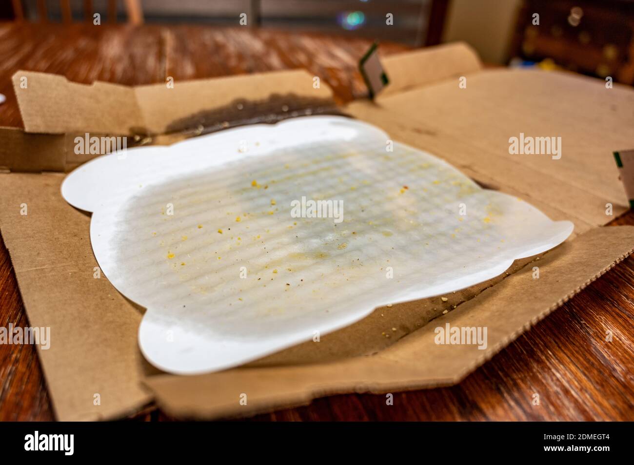 carton à usage unique non recyclable à cause des aliments résidus et  graisse contaminés par la pizza Photo Stock - Alamy