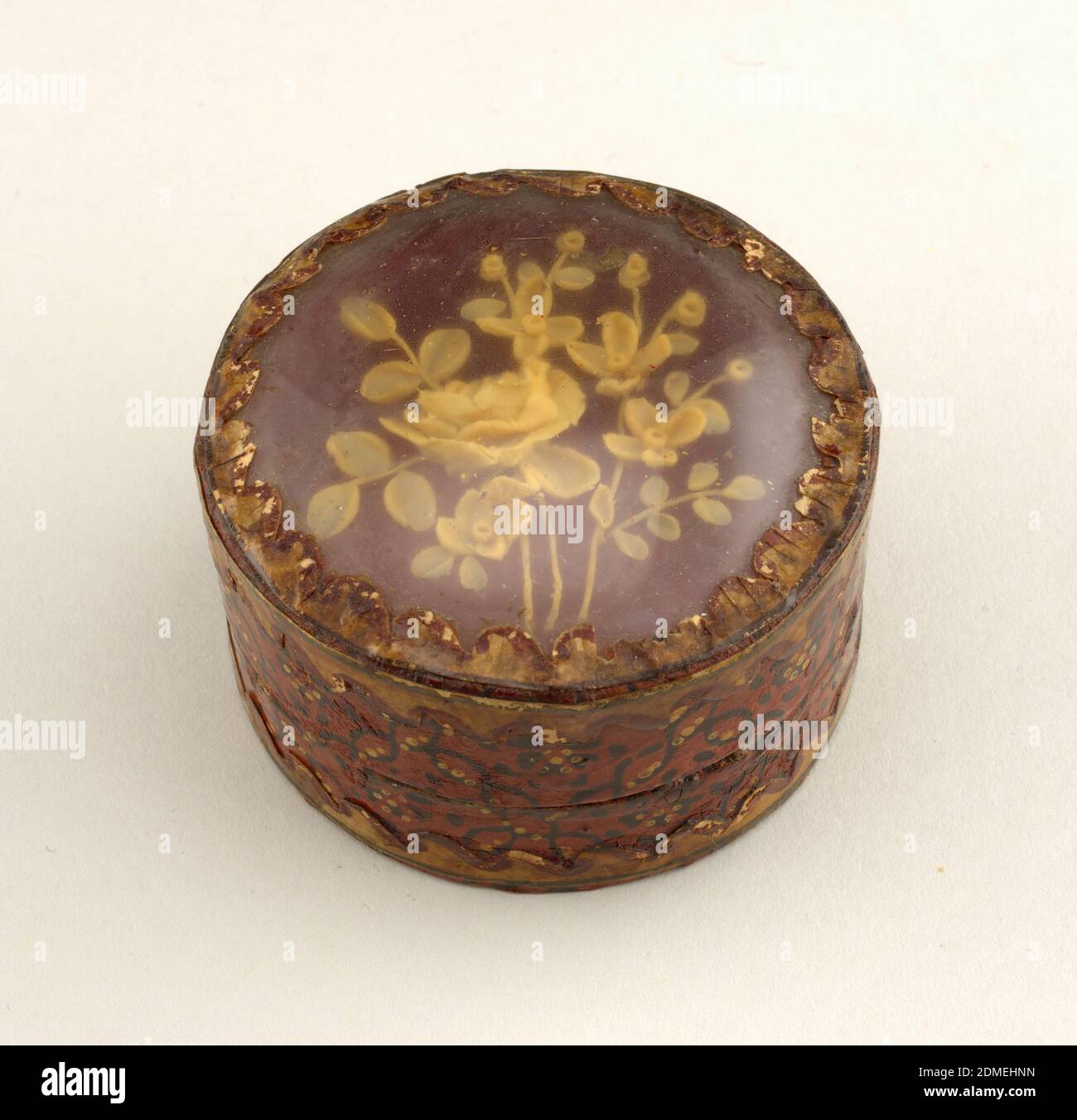 Boîte, papier, vitrifié, boîte en carton peinte victorienne avec fleurs d'ivoire sculptées sous le dessus de verre., Etats-Unis, 19e siècle, conteneurs, Arts décoratifs, boîte Banque D'Images
