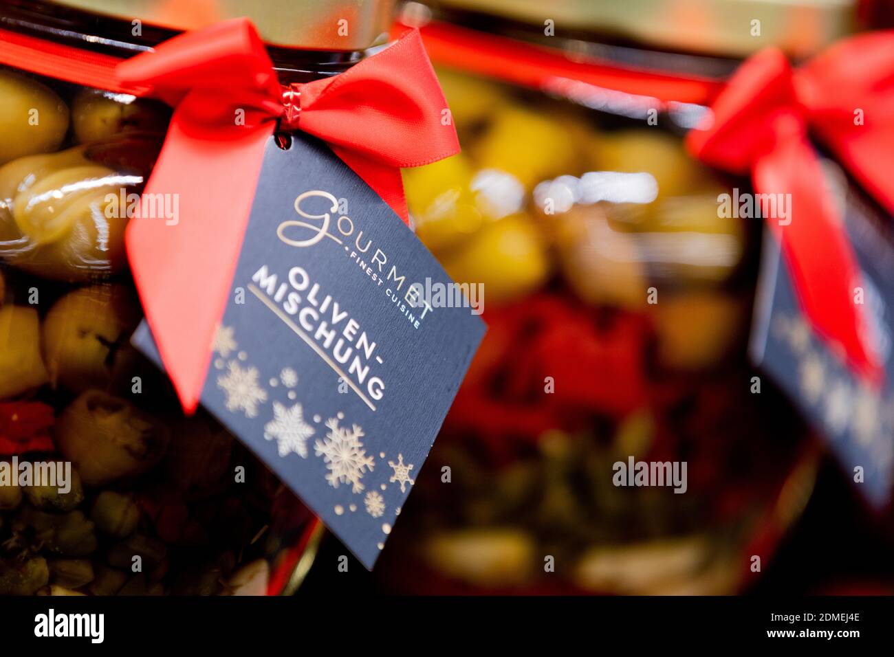 Essen, Allemagne. 09e décembre 2020. Un mélange d'olives de la gamme «  Gourmet » se trouve sur une étagère dans un magasin Aldi. Juste à temps  pour Noël, les escompteurs allemands offrent