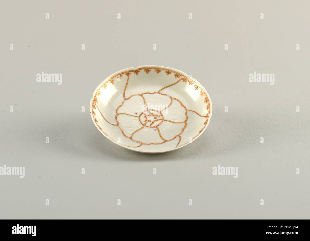 Soucoupe, porcelaine à pâte dure, émail vitreux, or, décorée en rouge et or, avec des pétales conventionalisés. Au centre sont trois points., Italie, ca. 1765, céramique, Arts décoratifs, soucoupe, soucoupe Banque D'Images
