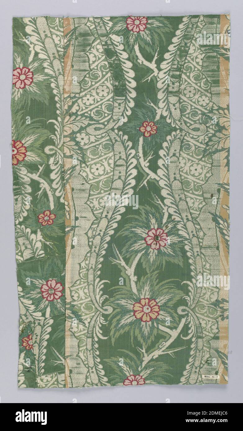 Fragment, Moyen: Soie technique: Satin composé avec répétition supplémentaire de trame (brocart), fragment de soie tissée montrant un motif vertical de dentelle avec des coquilles Saint-Jacques en vert et gris avec des fleurs roses et orange sur des tiges épineuses. Pièce composée de six fragments cousus ensemble., peut-être l'Italie, peut-être l'Espagne, fin du XVIIe au début du XVIIIe siècle, textiles tissés, fragment Banque D'Images