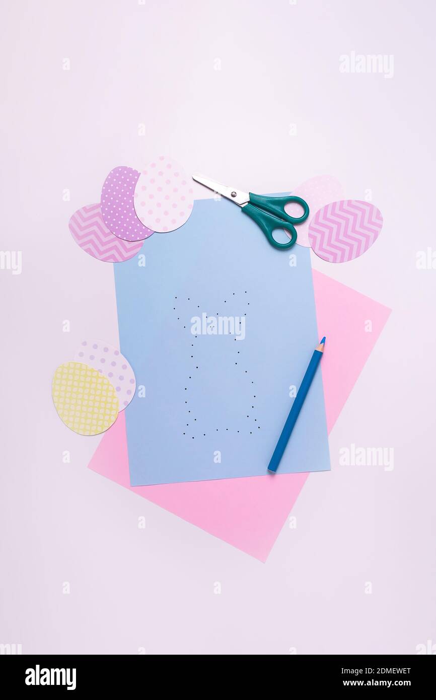 Activités de Pâques. Jeu de lapin de peinture point à point. Jeu de lapin de pâques Line art pour enfants. Page d'activité de dessin point à point. Vue de dessus. Banque D'Images