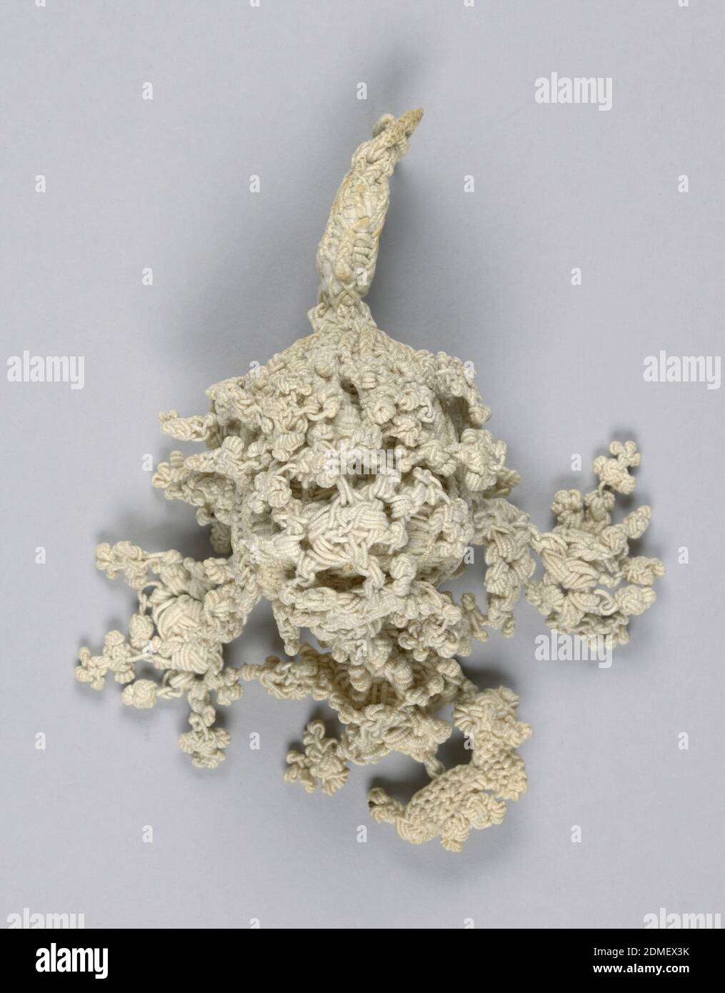 Tassel, Moyen: technique de lin: Tressé et noué, pampille de lin blanc avec tige tressée reliée à la base en forme d'oeuf. Le noyau est tressé et de là pendent plusieurs éléments noués - le plus long du centre., Italie, 17ème siècle, finitions, Tassel Banque D'Images