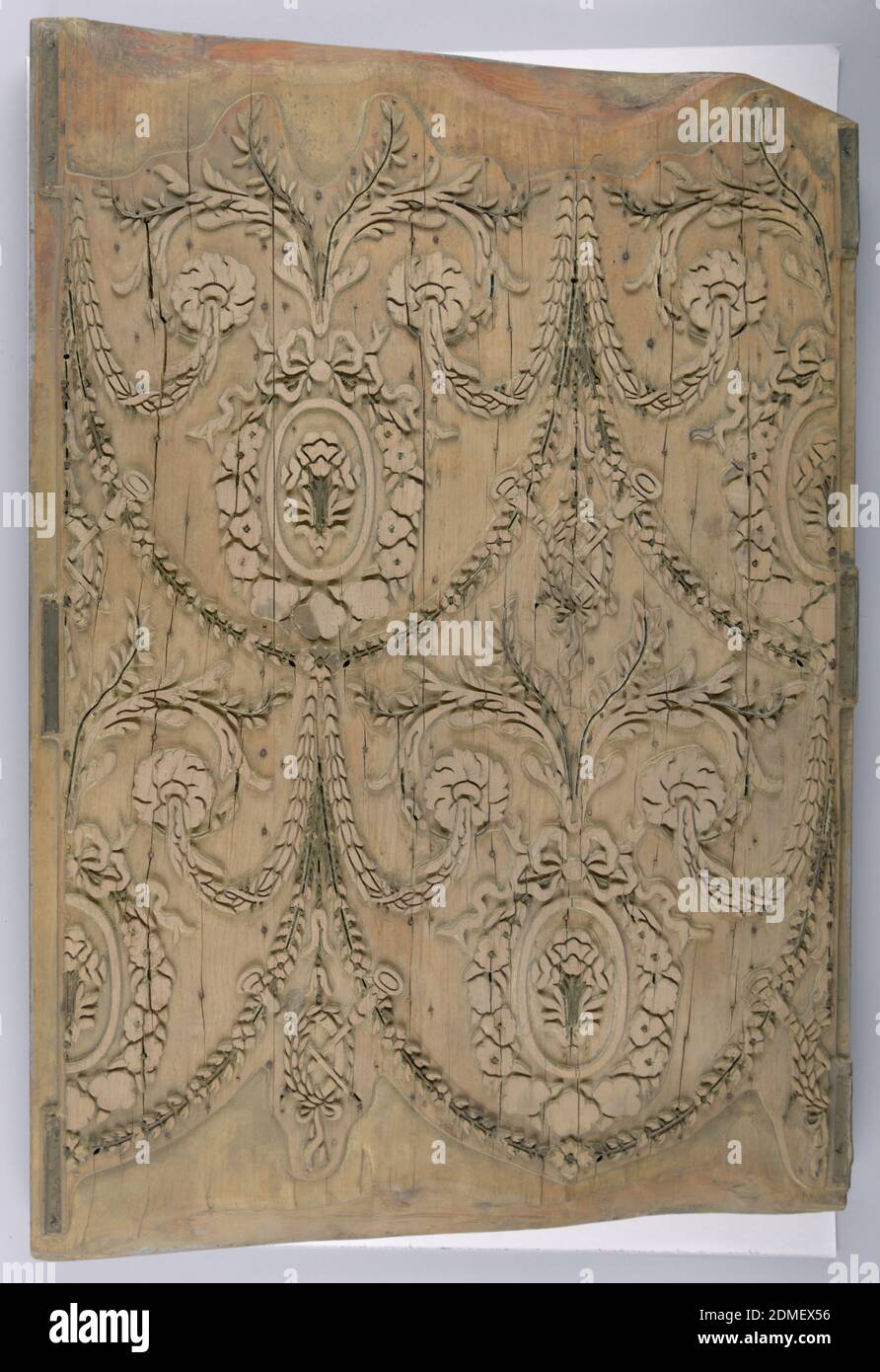 Bloc de bois, M.H. Birge & Sons Co., 1834, bois, laiton, rectangle vertical avec côtés courts irréguliers. Bloc de base pour conception multicolore, découpé pour les zones d'impression plus grandes. Des bourgeons feuillus (les tiges et quelques ongles en laiton), contenant des médaillons ovales en forme de fleur. À la jonction des andains, deux flûtes croisées dans la couronne de Laurier. DROP REPEAT, Drop Match. Bloc estampillé « 8596 »., Buffalo, New York, États-Unis, 1875–99, revêtements muraux, bloc de bois Banque D'Images