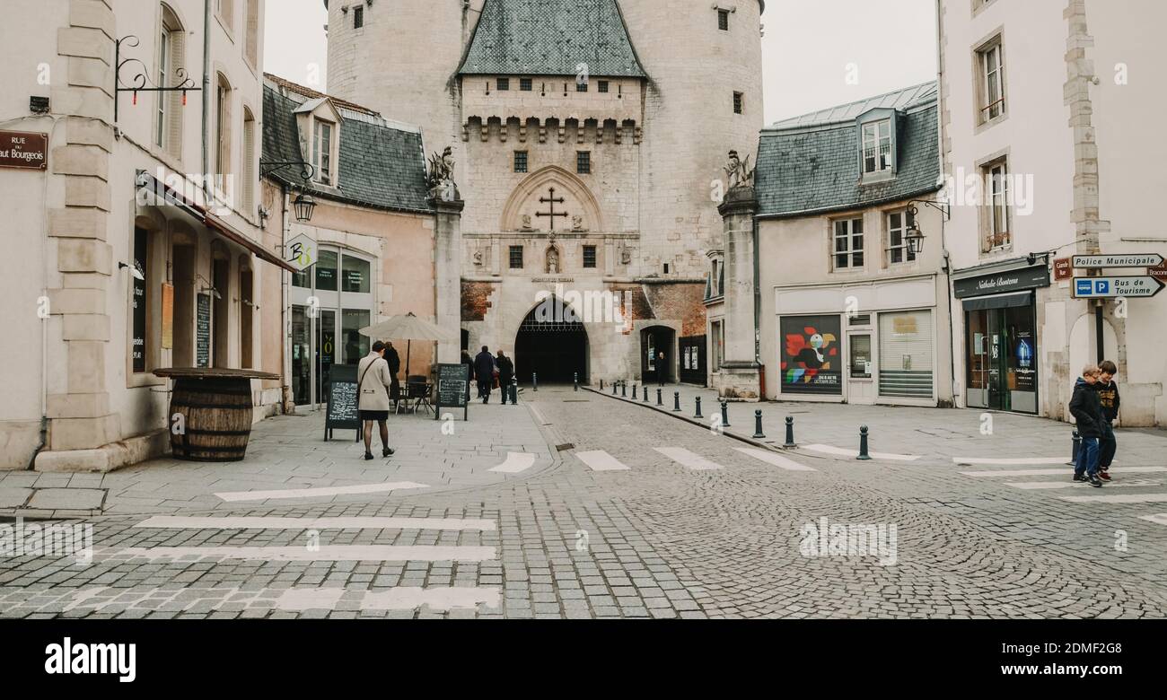 PARIS, FRANCE - 24 novembre 2020 : magnifique paysage de l'architecture antique de Paris pendant une journée nuageux. Banque D'Images