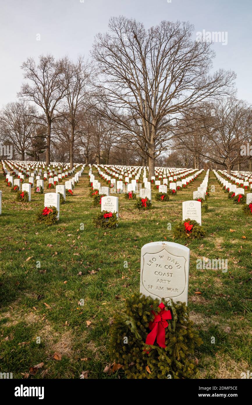 Couronnes de Noël sur des pierres tombales, couronnes à travers l'Amérique, cimetière national d'Arlington, Washington, DC Banque D'Images