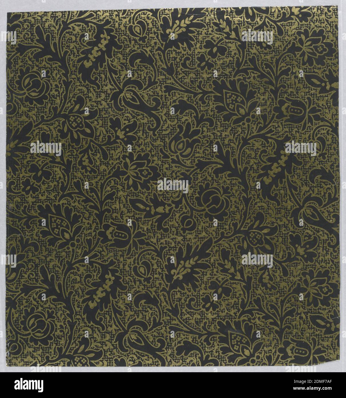 Flanc, papier imprimé à la machine, motif épais et esthétique avec vigne fleurie stylisée qui rappelle les brocarts de la Renaissance ; répétition en forme de losange à motif unique dans les colonnes en relief ; motif marqué en noir avec des détails dorés ; le sol est noir avec des hachures dorées denses créant un effet texturé., États-Unis, ca. 1880, revêtements muraux, flanc Banque D'Images