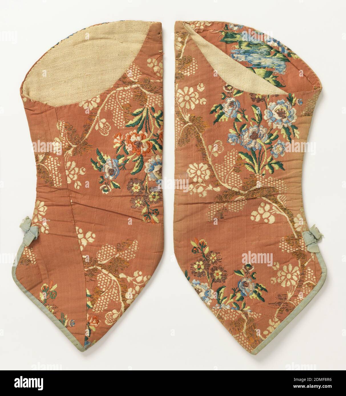 Paire de manches, Moyen: Soie, fils métalliques technique: Tissage Uni avec trame supplémentaire discontinue (brocart) étiquette: Brocart de soie avec soie et fils métalliques, paire de manches qui auraient été attachés sur une robe du XVIIIe siècle. Le manchon gauche est très décoloré. Terrain de couleur corail avec une vigne en courbes et des fleurs bleues et blanches. Finition en bas avec reliure bleue et petit noeud. France, XVIIIe siècle, costume et accessoires, paire de manches Banque D'Images