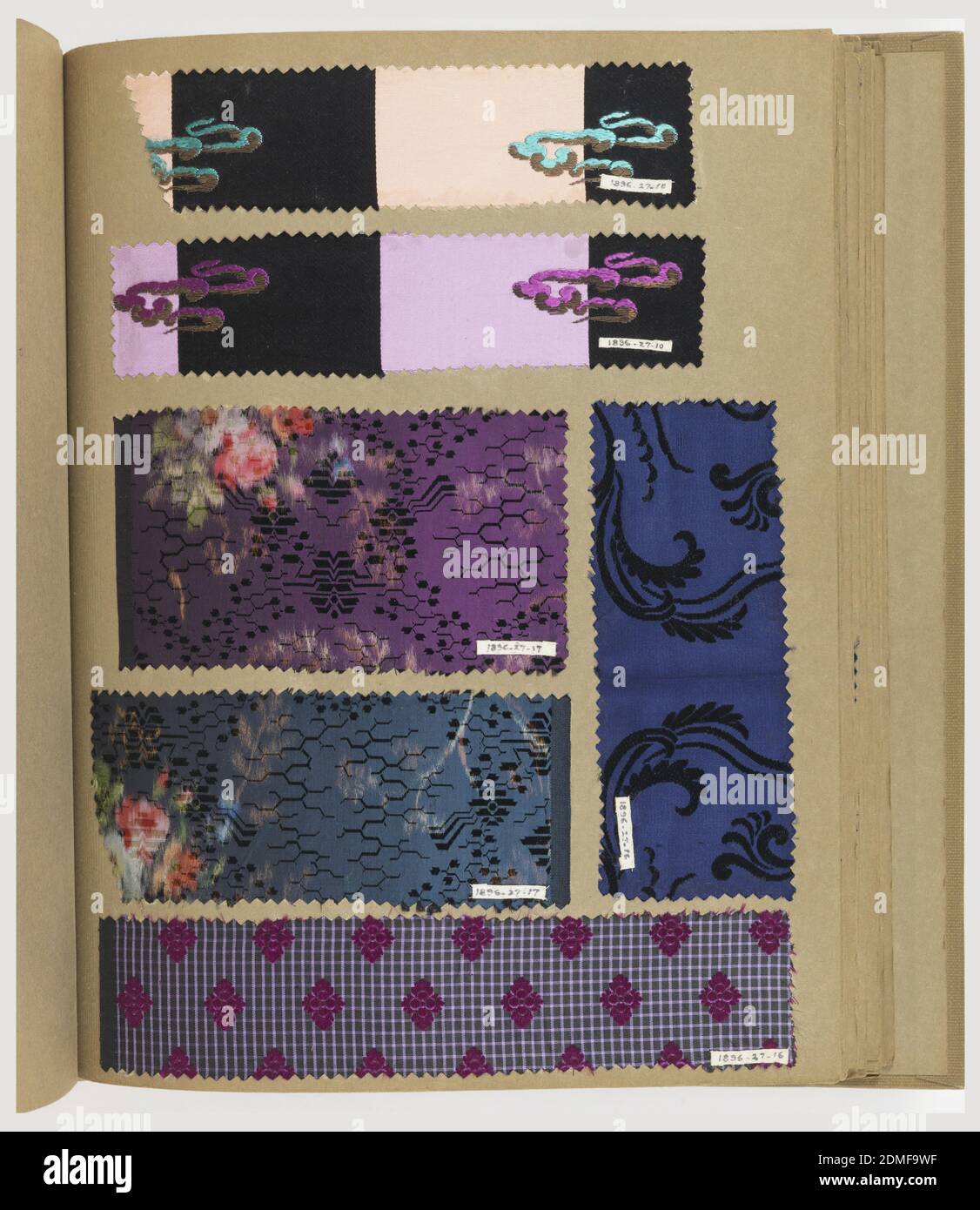 Livre d'échantillons, Medium: Silk technique: Variété de techniques tissées, livre d'échantillons de valeur. Il y a 295 nuances dans le livre. 23 échantillons étiquetés 1896-27-3; 36 étiquetés 1896-27-4; 15 étiquetés 1896-27-5; 6 étiquetés 1896-27-6; 20 étiquetés 1896-27-7; 34 étiquetés 1896-27-8; 7 étiquetés 1896-27-9 (même numéro que le dossier du livre lui-même); 21 étiquetés 1896-27-27-14; 10-1896 étiqueté 17; 15-1896 étiqueté 1896-27; 27-27 étiqueté 1896; 19-10 étiqueté 16-27; 1896 étiqueté 65-10; 8-- étiqueté 34 portant la mention 1896-27-20; 3 portant la mention 1896-27-21; 2 sans étiquette, France, fin du XIXe siècle, livres d'échantillons, livre d'échantillons Banque D'Images