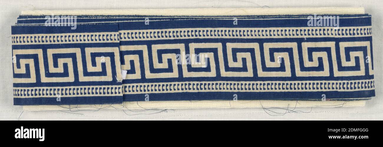 Borders, Medium: Coton technique: Bloc imprimé par méthode de résistance sur le tissage Uni, UN motif de clef grecque de bordure à l'intérieur des gardes. En blanc sur bleu, France, début du XIXe siècle, textiles imprimés, teints et peints, bordures Banque D'Images