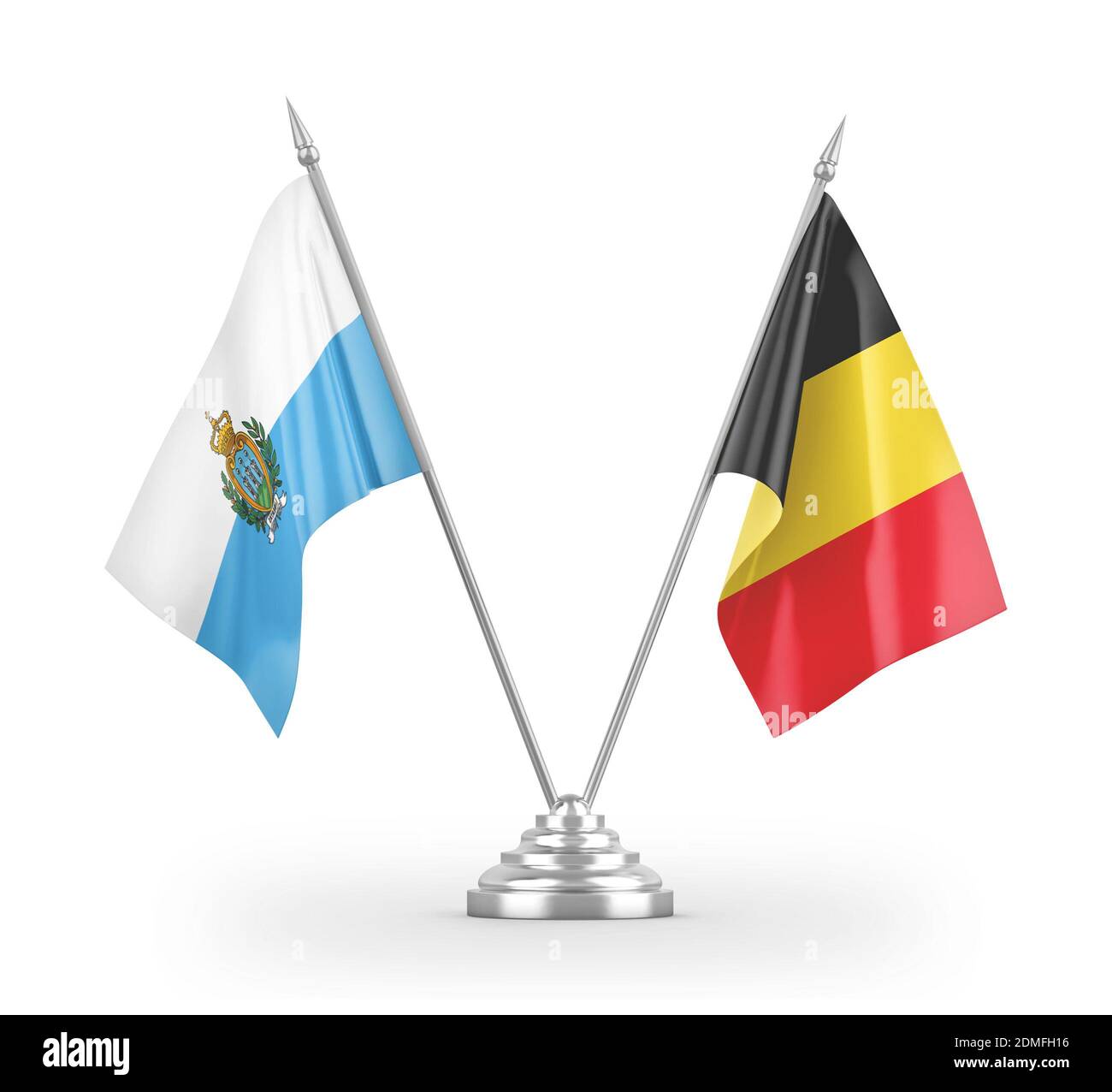 Drapeaux de table de Belgique et de Saint-Marin isolés en 3D blanc rendu Banque D'Images