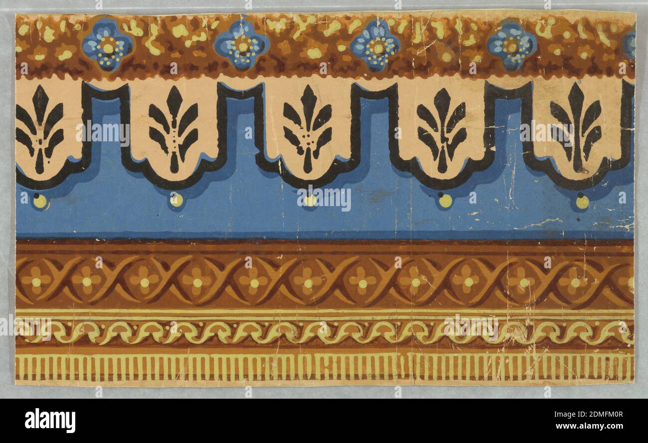 Bordure, papier imprimé en bloc, cette bordure est constituée de bandes de motifs variés. Au bord inférieur se trouve une bande de dentilling sous un motif d'onde, qui à son tour est au-dessous d'une bande étroite de X alternés et de fleurs à quatre pétales. La moitié supérieure de la bordure est occupée par deux bandes: Une plus large de motifs floraux sur une lambrechine, et la bordure supérieure d'un arrière-plan de feuillage décoré de rosettes simples. Imprimé bleu, nuances de jaune, abricot, noir et marron. Les tons clairs et les ombres imprimés créent un effet trompe-l'œil., France, 1825–40, revêtements muraux, Border Banque D'Images
