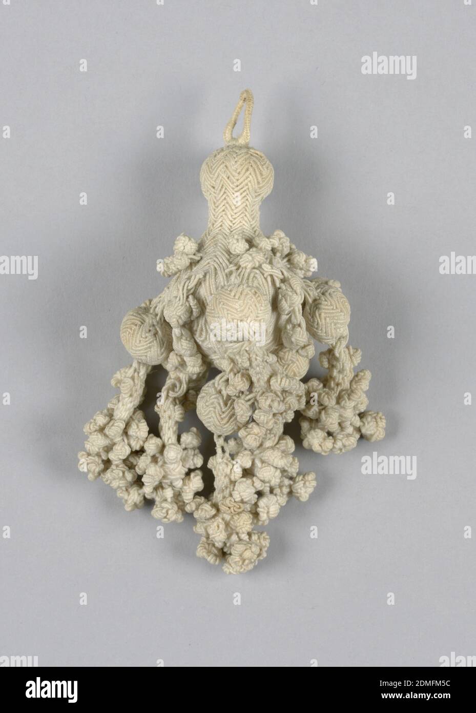 Tassel, Moyen: lin technique: Tressé et noué, pampille de lin, tressé et noué. Boucle unique attachée au centre en forme de poire d'où pendent des boules attachées à des grappes de nouages., Italie, Europe, XVIIe siècle, garnitures, Tassel Banque D'Images