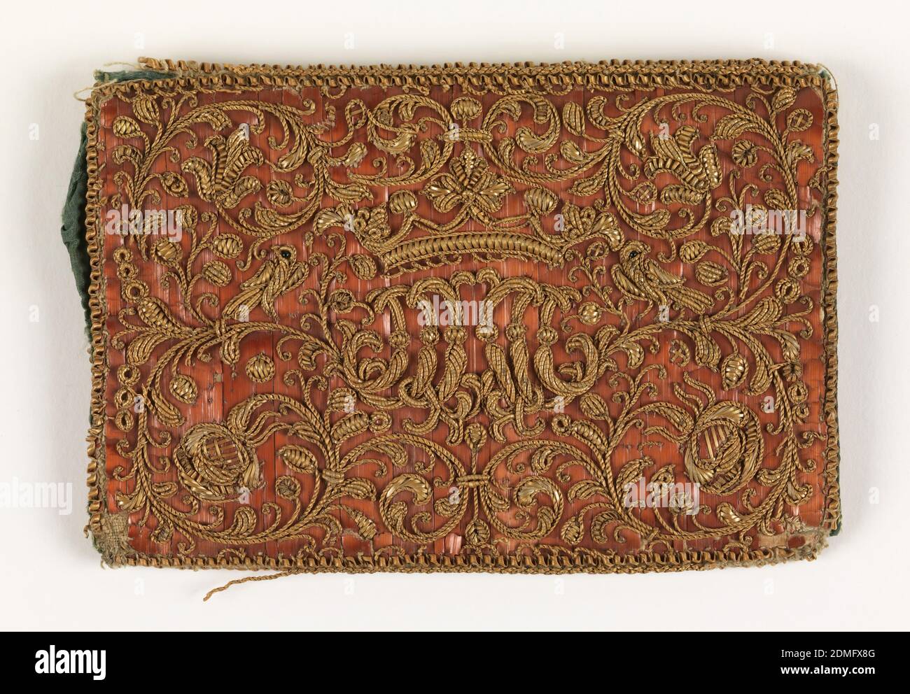 Letter case, Medium: Paille, papier, lin technique: Brodés en points de coupage, Letter case de tresses, bobines et bandes de paille de couleur naturelle couchés à une surface de bandes plates de paille teinte rouge qui ont été cousues au papier et adossés à du lin de tissage simple. D'un côté, un dessin d'une couronne sur des rouleaux qui ressemblent à un monogramme avec des oiseaux et des fleurs sur des tiges en courbure. De l'autre côté, une couronne sur deux coeurs avec des tiges et des fleurs en courbure., Italie, XVIIIe siècle, costume et accessoires, Letter case Banque D'Images