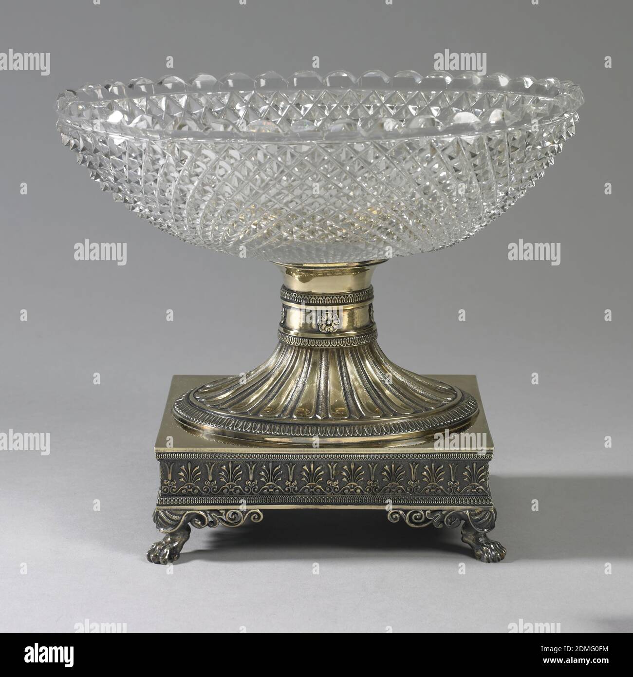 Assiette à viande de sueur, Jean-Baptiste-Claude Odiot, français, 1763 - 1850, Odiot, français, fondée en 1690, verre, argent, or, bol en verre ovale, coupe extérieure avec motif couches; intérieur lisse. Le bol se dresse sur un pied évasé en argent doré, décoré de fleurs et de pétales allongés, reposant sur un pied rectangulaire avec quatre pieds de lions; côtés avec motifs de feuillage., Paris, France, 1825–1838, travail des métaux, Arts décoratifs, assiette de viande de sueur Banque D'Images