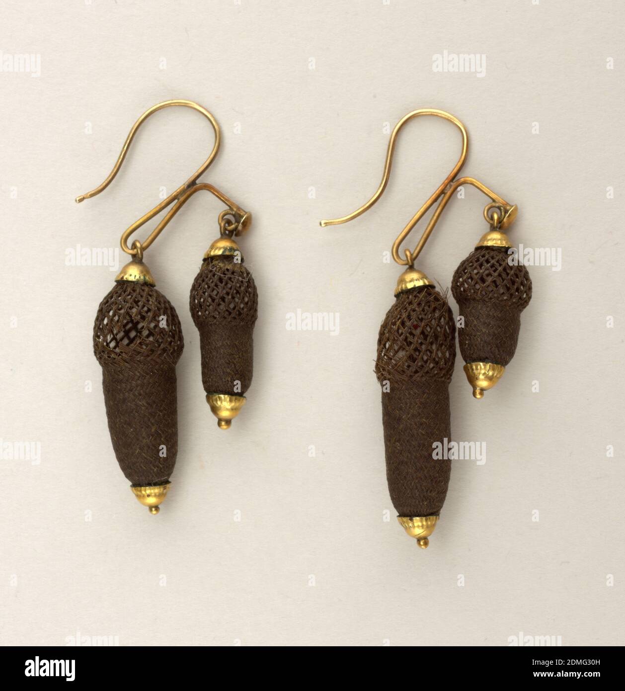 Boucles d'oreilles, cheveux, or, paire de boucles d'oreilles de travail de hairi tissées en formes sphériques et cylindriques, montées en or., Etats-Unis, ca. 1850, bijoux, arts décoratifs, boucles d'oreilles Banque D'Images