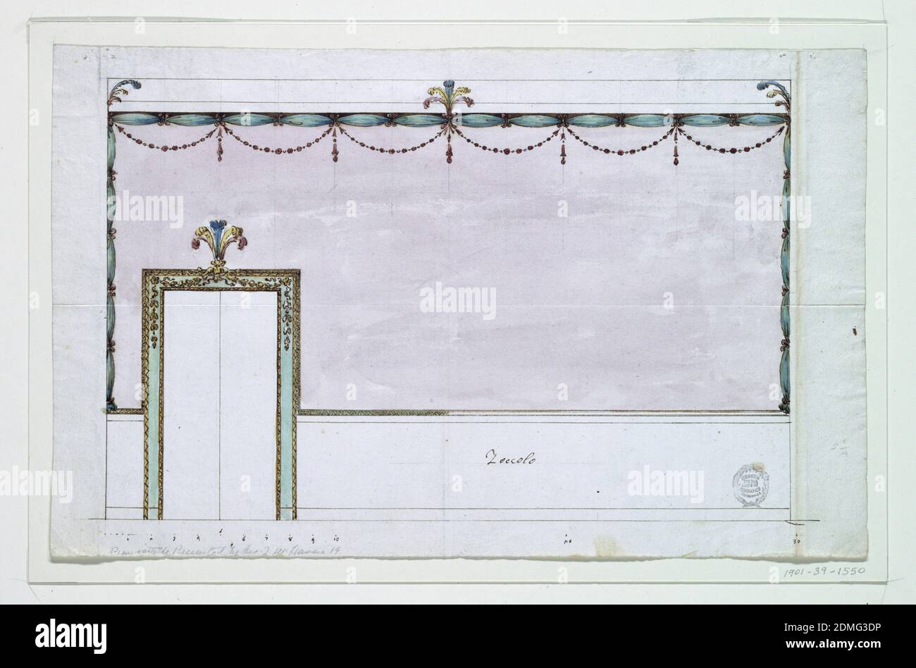Élévation d'un mur, stylo et encre, pinceau et aquarelle sur papier, à gauche, un cadre de porte avec une crête de porte à plumes. La décoration du mur se compose d'un dado étiqueté "Zoccolo", et d'un mur de couleur rose. Au-dessous de la entablature se trouve un tissu vert noué et suspendu avec des festons perlés. Au centre, un écusson à plumes. Échelle ci-dessous., Italie, ca. 1800, intérieurs, dessin Banque D'Images