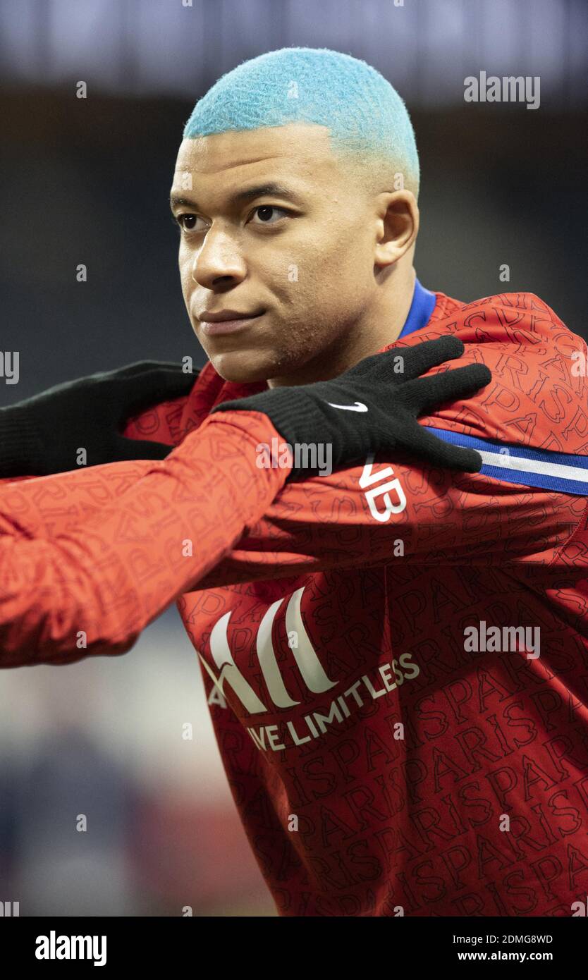Kylian Mbappe de Paris Saint Germain porte de nouveaux cheveux bleus lors d'une session d'entraînement avant le match de la Ligue 1 entre Paris Saint Germain et le Club de football Lorient au Parc des Princes, le 16 décembre 2020 à Paris, France. Photo de Loic Baratoux/ABACAPRESS.COM Banque D'Images