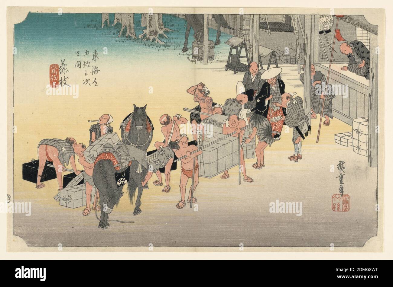 Poste Fujiyeda, dans les cinquante-trois stations de la route Tokaido (Tokaido Gojulan Tsugi-no Uchi), Ando Hiroshige, japonais, 1797–1858, empreinte de bois (ukiyo-e) sur papier mûrier (washi), encre de couleur, Ici Hiroshige montre une représentation vivante de porteurs pleins de zeste et de caractère comme ils transfèrent des caisses de cheval à leur force brute. Le fonctionnaire dans le dos lointain fait des notes, et quelques porteurs essuyent la transpiration de leurs dos et les sourcils avec leurs serviettes blanches., Japon, ca. 1834, figures, Imprimer Banque D'Images