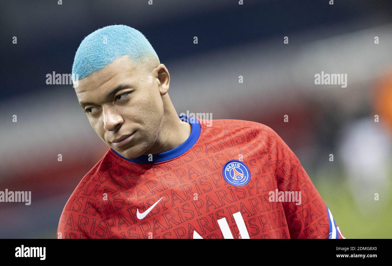 Kylian Mbappe de Paris Saint Germain porte de nouveaux cheveux bleus lors d'une session d'entraînement avant le match de la Ligue 1 entre Paris Saint Germain et le Club de football Lorient au Parc des Princes, le 16 décembre 2020 à Paris, France. Photo de Loic Baratoux/ABACAPRESS.COM Banque D'Images