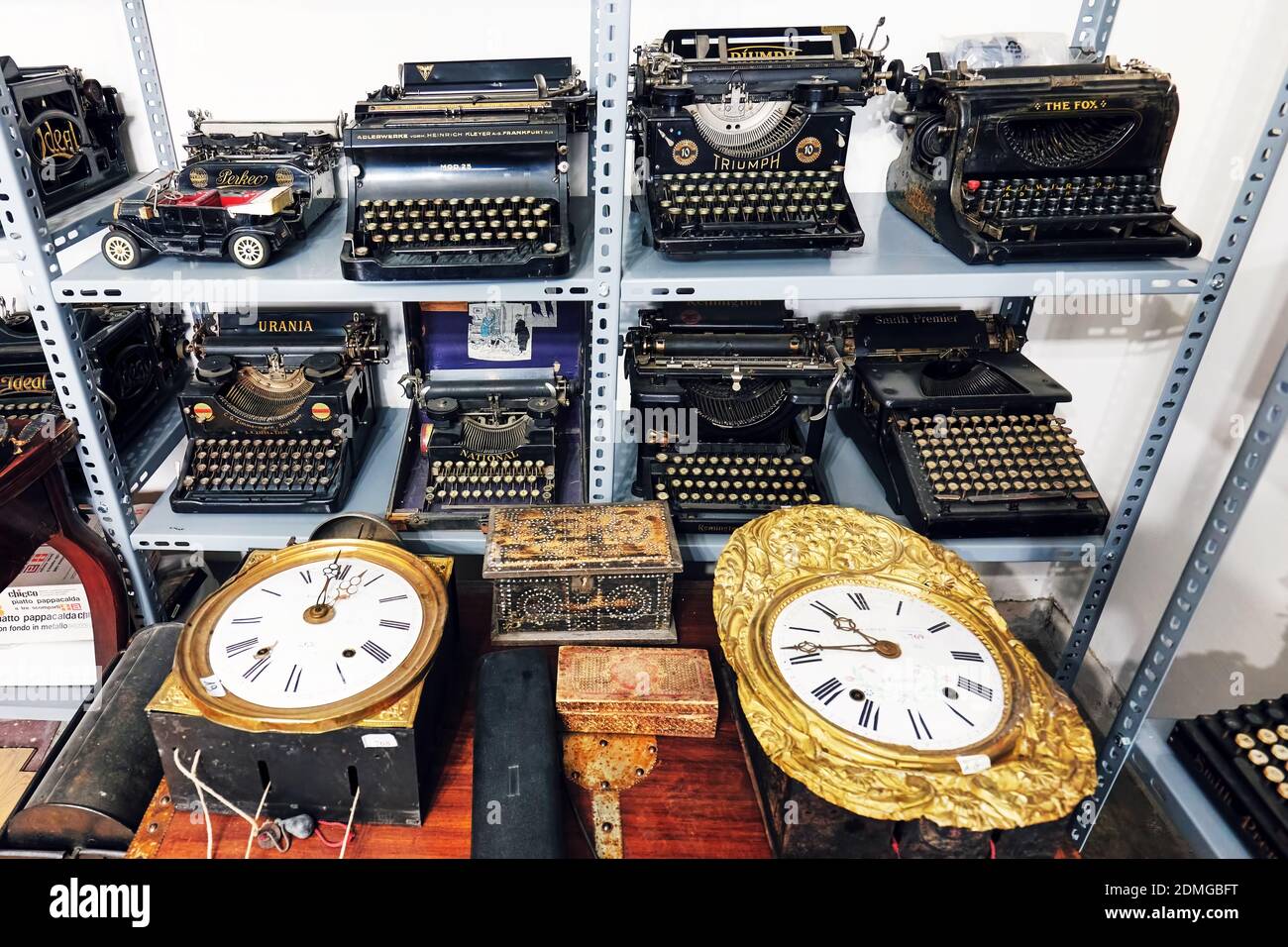 Ankara, Turquie - octobre 2020 : machines à écrire d'époque sur les étagères d'un magasin d'antiquités à Ankara, Turquie. Banque D'Images