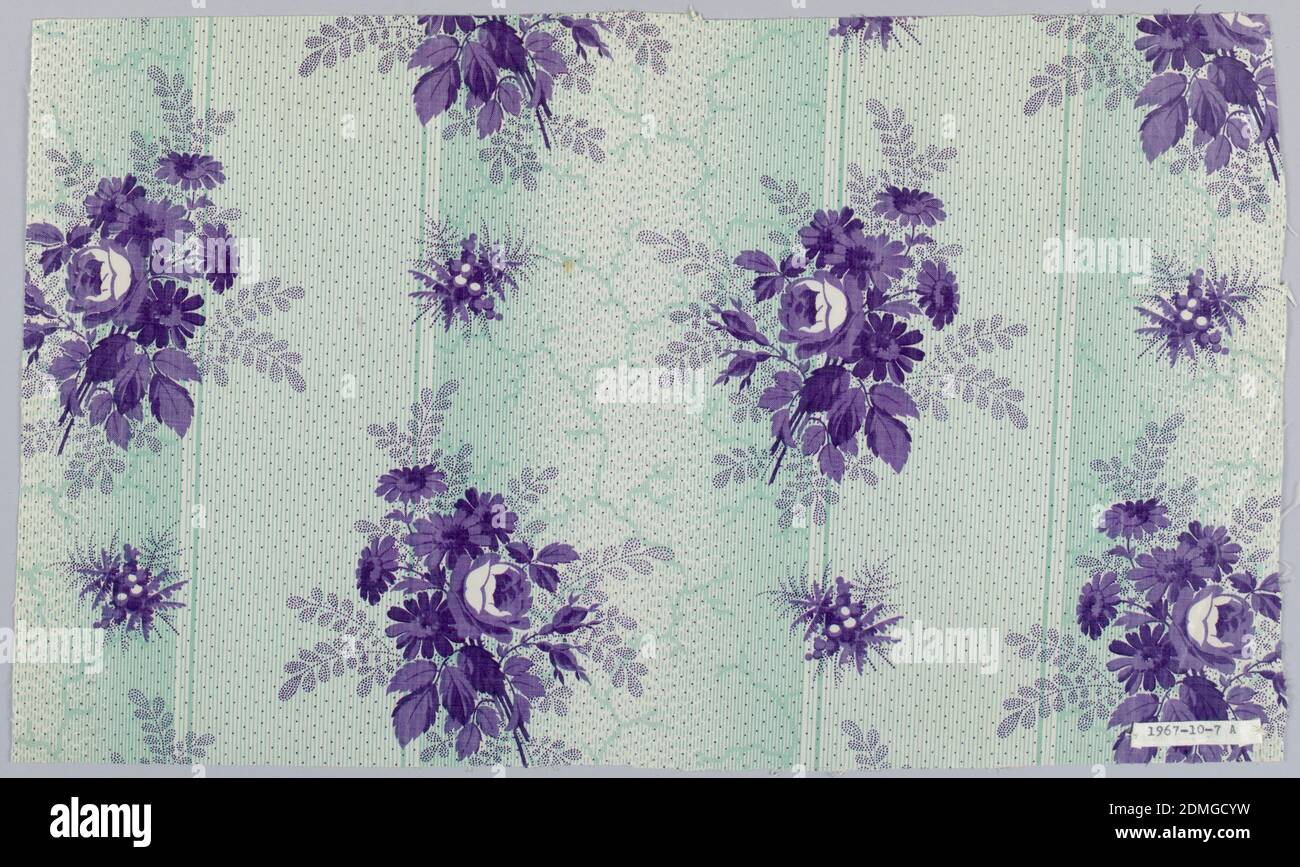 Textile, Schwartz-Huguenin, Moyen: Coton technique: Imprimé par rouleau gravé sur toile lisse; émaillé, trois échantillons avec le même terrain et les mêmes dessins ou modèles similaires dans différentes couleurs. A) rayures meulées en bandes vertes regroupées en différentes bandes de largeur, ombrées, et avec un motif de vigne très fin dans une bande plus large. Motif de fleurs en violet imprimé sur le sol. B) même terrain avec des grappes de fleurs plus petites. C) Tan moulu, petits amas de fleurs en violet. Émaillée. Effets de sol probablement 'molette.', 1851–63, textiles imprimés, teints et peints, textile Banque D'Images