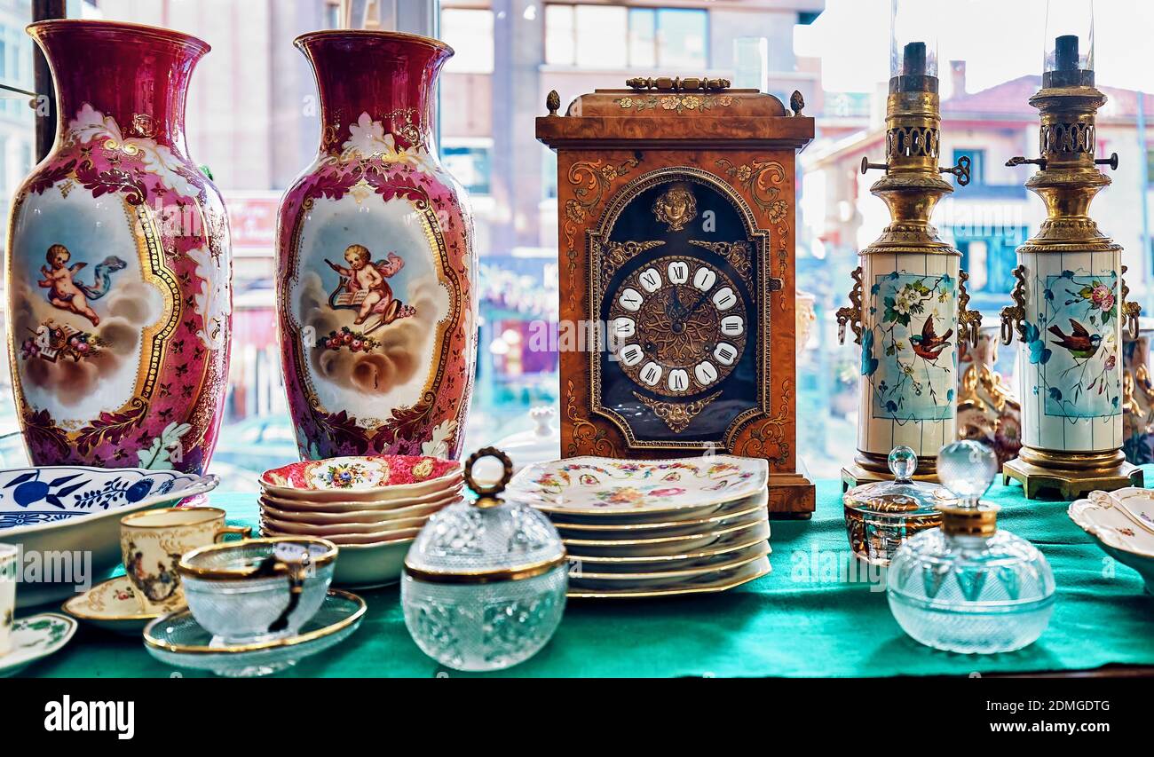 Ankara, Turquie - octobre 2020 : horloge antique, vase, lampes à kérosène, vaisselle en porcelaine et bols en cristal dans un magasin d'antiquités à Ankara, Tur Banque D'Images