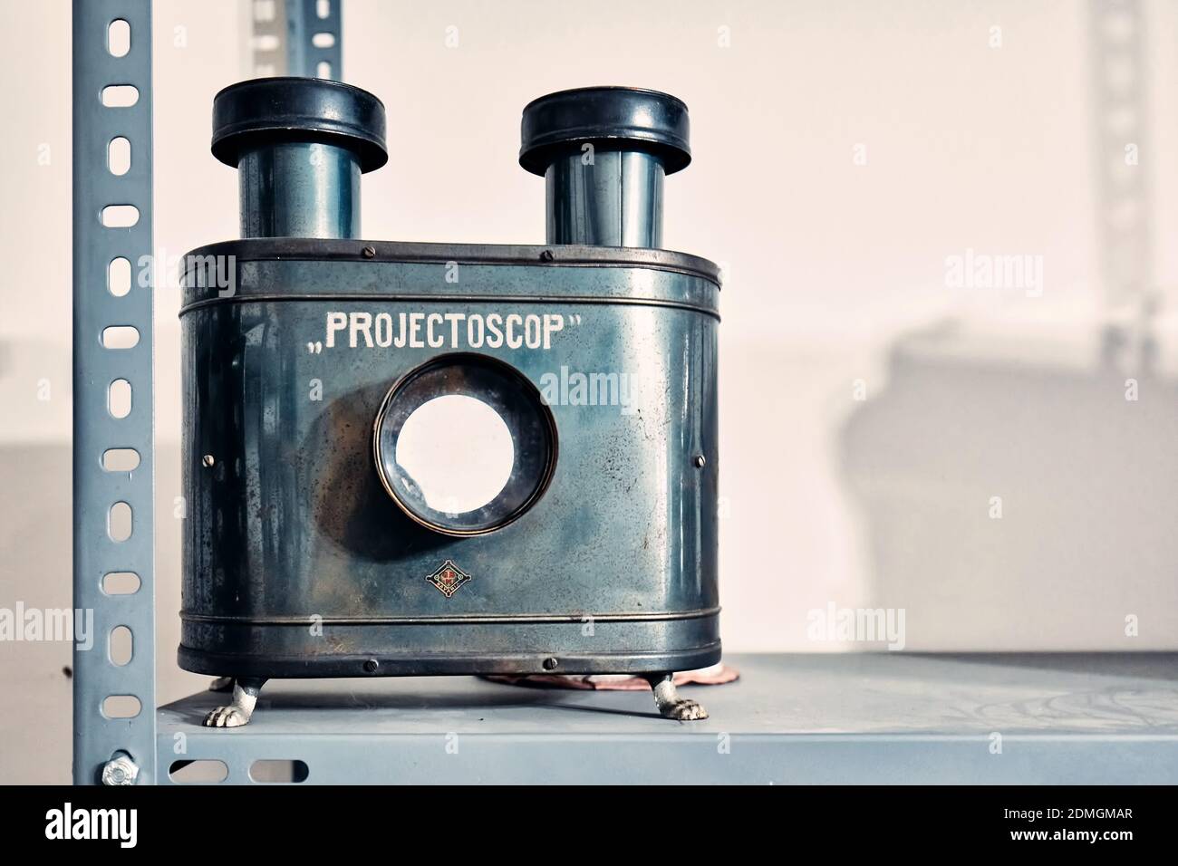 Ankara, Turkey - October, 2020: Vintage projectoscope on the shelf of an antique store. Projectoscope is a kind of kinetoscope, an early device for ex Banque D'Images