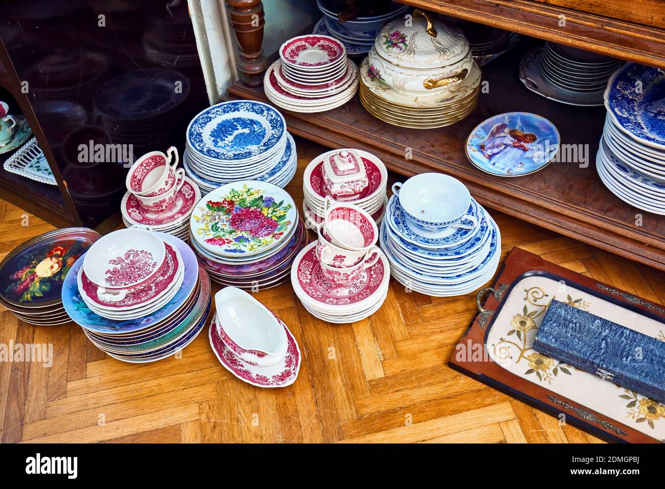 Ankara, Turquie - octobre 2020 : vaisselle et tasses en porcelaine d'époque exposées dans un magasin d'antiquités d'Ankara, Turquie. Banque D'Images