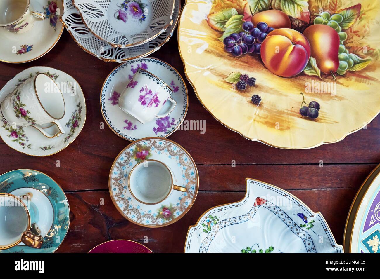 Ankara, Turquie - octobre 2020 : vaisselle en porcelaine d'époque et tasses de café turques exposées dans un magasin d'antiquités à Ankara, Turquie. Banque D'Images