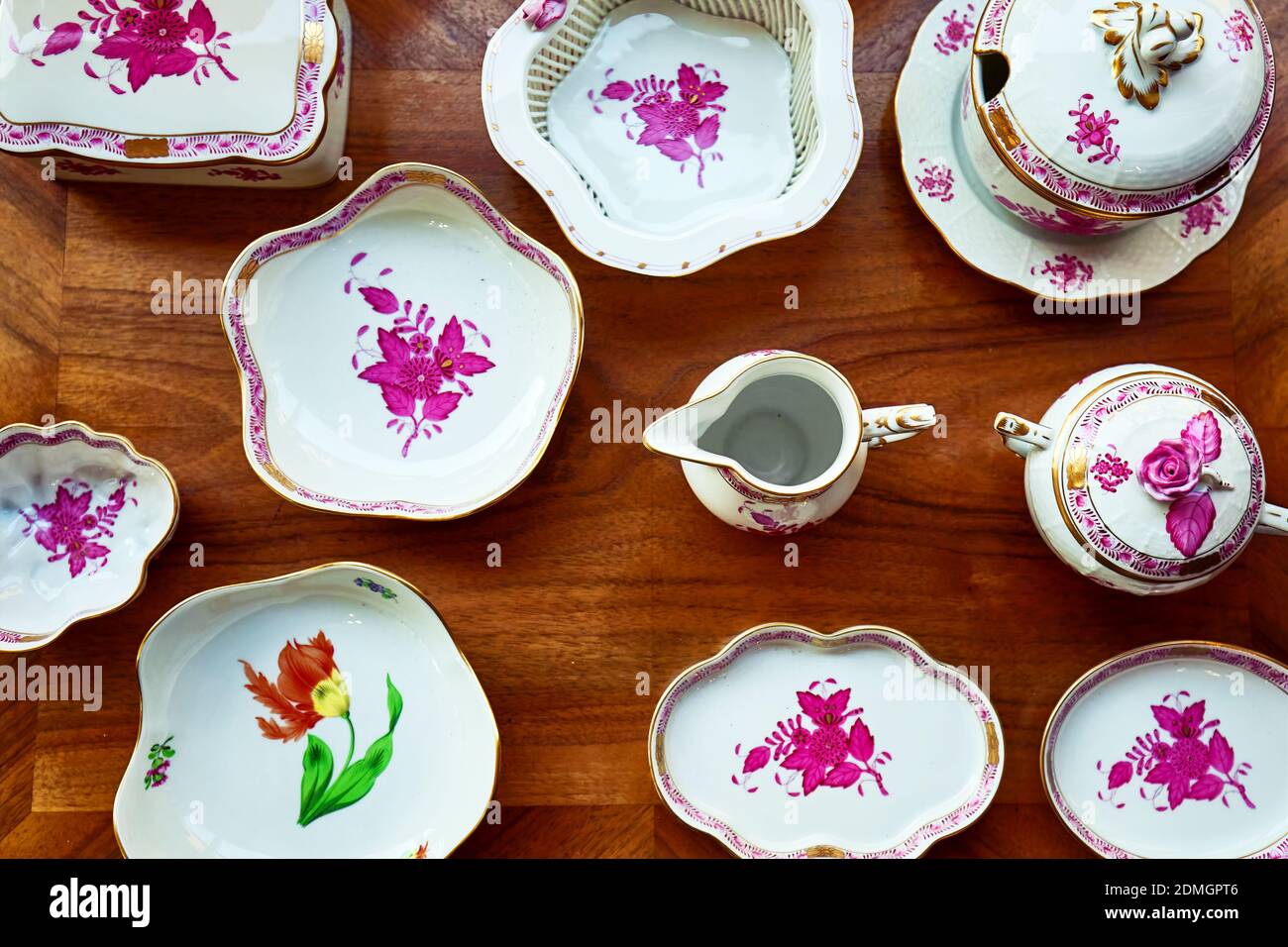 Ankara, Turquie - octobre 2020 : vaisselle en porcelaine d'époque, petites assiettes et un crémier dans un magasin d'antiquités d'Ankara, Turquie. Banque D'Images