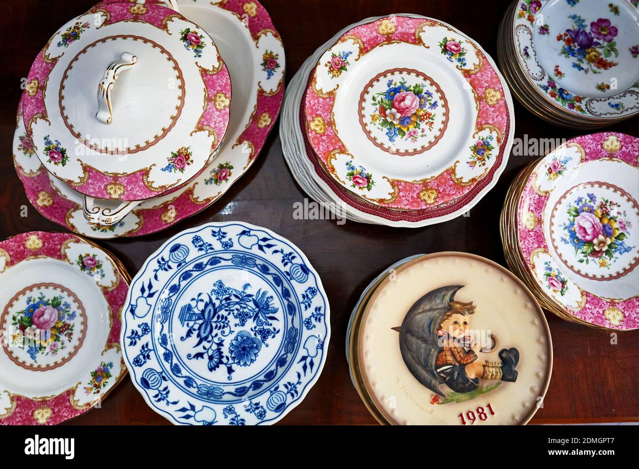 Ankara, Turquie - octobre 2020 : assiettes et bols en porcelaine d'époque exposés dans un magasin d'antiquités à Ankara, Turquie. Banque D'Images